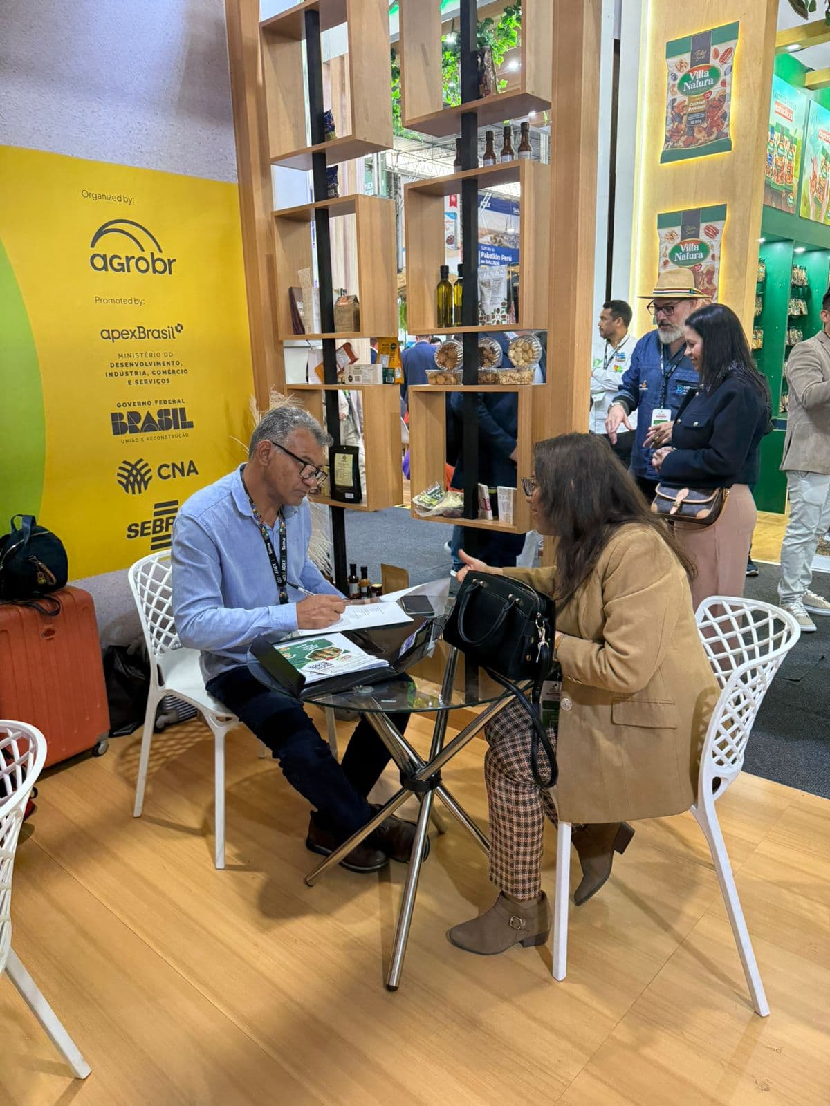 Osmar Müller negotiating with importers at Expoalimentaria in Peru